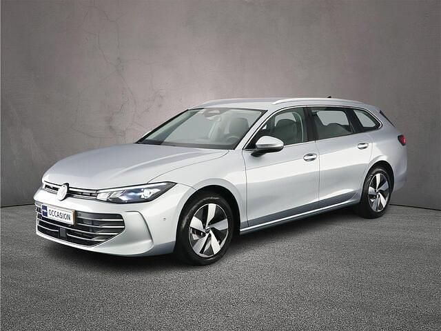 Grijs Gebruikt 2024 VW Passat Business Stationwagen | € 37.900 (Iets duurder) - Afbeelding 1/4