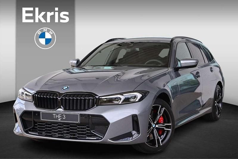 Grijs Nieuw 2025 BMW 330e M Sport Stationwagen | € 70.488 - Afbeelding 1/4