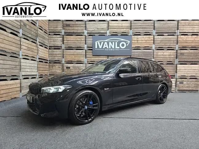 Zwart Gebruikt 2023 BMW 330e M Sport Stationwagen | € 46.850 (Eerlijke prijs) - Afbeelding 1/4