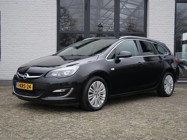 Zwart Gebruikt 2013 Opel Astra Design Edition Stationwagen | € 3.950 (Goede deal) - Afbeelding 1/4