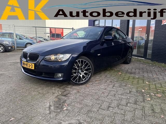 Blauw (metallic) Occasion 2009 BMW 320 Coupé | € 6.249 (Eerlijke prijs) - Afbeelding 1/4