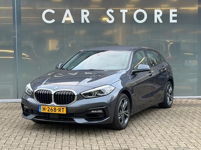 Grijs (metallic) Occasion 2020 BMW 118 Executive Hatchback | € 18.645 (Super prijs) - Afbeelding 1/4