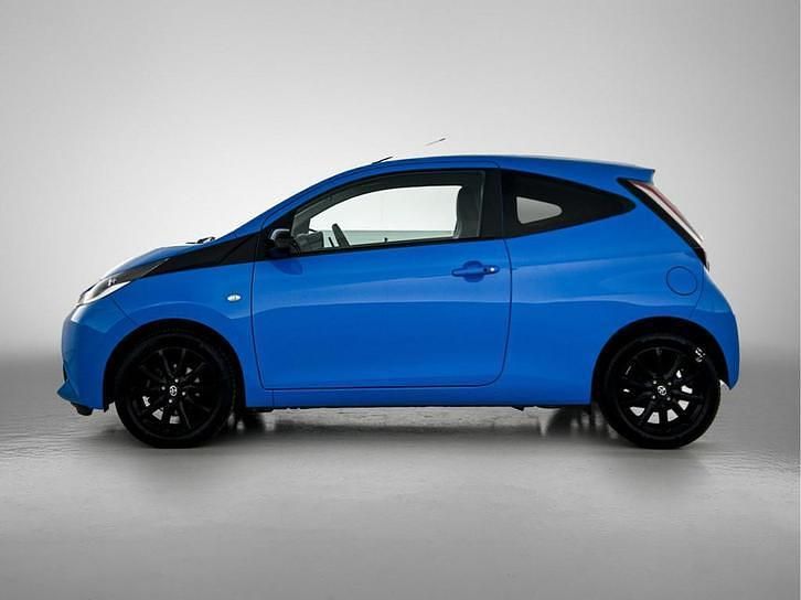 Occasion Toyota Aygo X-play 69 PK (50 kW) 2016 Blauw Hatchback