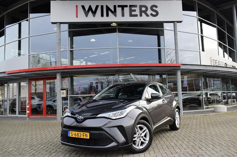 Grijs Occasion 2023 Toyota C-HR Active SUV | € 23.945 (Eerlijke prijs) - Afbeelding 1/4