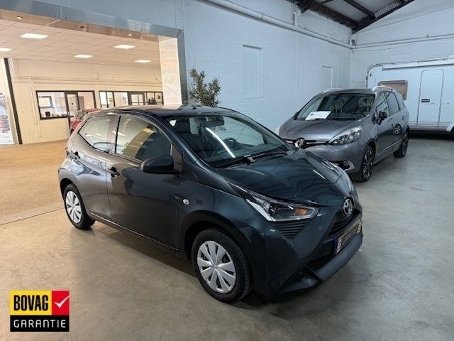 Grijs Gebruikt 2020 Toyota Aygo Hatchback | € 10.900 (Eerlijke prijs) - Afbeelding 1/4