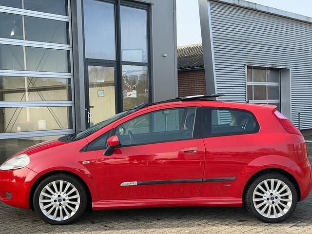 Occasion Fiat Grande Punto 95 PK (69 kW) 2006 Rood Hatchback