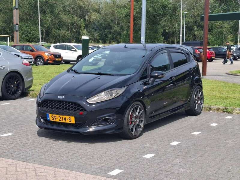 Zwart Gebruikt 2017 Ford Fiesta Hatchback | € 8.200 (Eerlijke prijs) - Afbeelding 1/4