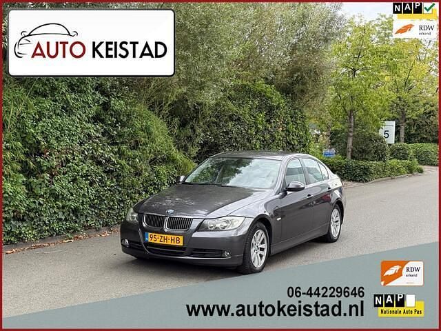 Grijs, metallic lak Gebruikt 2008 BMW 325 Sedan | € 7.400 (Eerlijke prijs) - Afbeelding 1/4