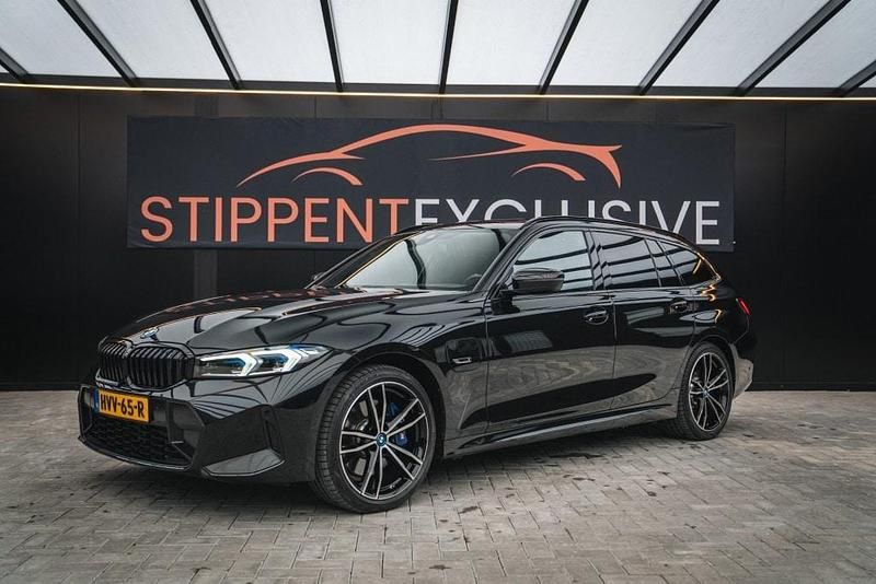 Zwart Gebruikt 2022 BMW 330 Comfort Edition Stationwagen | € 39.900 (Duur) - Afbeelding 1/4