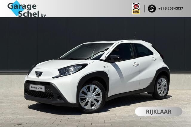 Wit Gebruikt 2022 Toyota Aygo Play Hatchback | € 15.950 (Eerlijke prijs) - Afbeelding 1/4