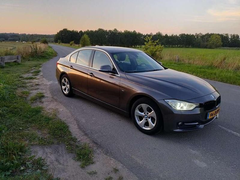 Bruin Gebruikt 2013 BMW 320 Sedan | € 8.650 (Super prijs) - Afbeelding 1/4