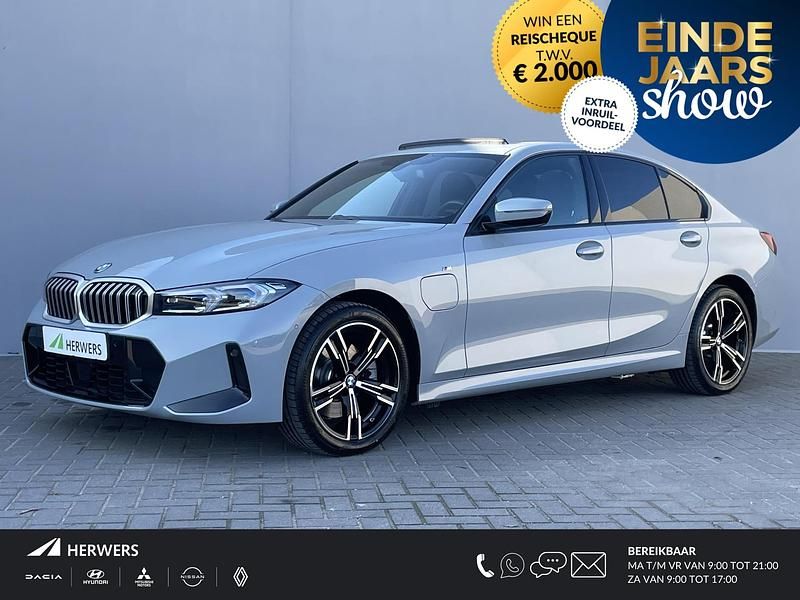 Grijs Gebruikt 2025 BMW 330 M Sport Sedan | € 49.835 (Eerlijke prijs) - Afbeelding 1/4