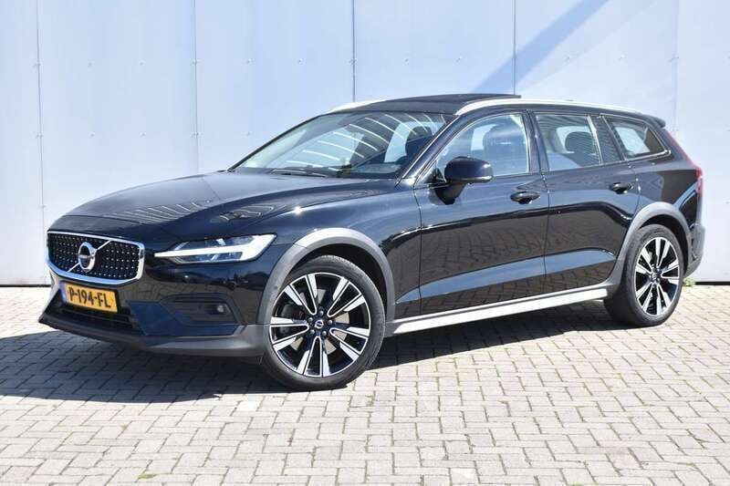 Zwart Gebruikt 2022 Volvo V60 CC Pro Stationwagen | € 39.900 (Eerlijke prijs) - Afbeelding 1/4
