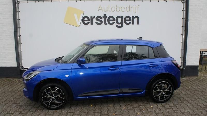Blauw Gebruikt 2024 Suzuki Swift Comfort Hatchback | € 20.950 (Iets duurder) - Afbeelding 1/4
