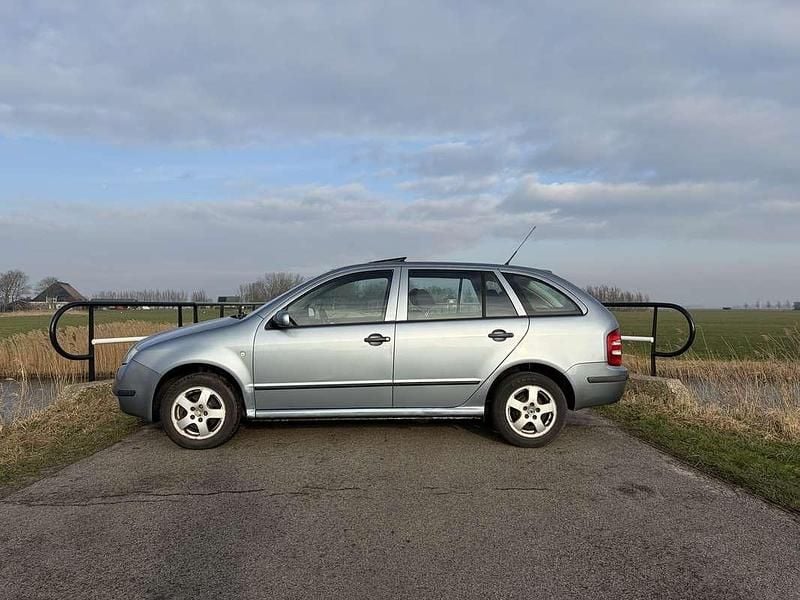 Grijs Occasion 2004 Skoda Fabia Elegance Stationwagen | € 950 (Eerlijke prijs) - Afbeelding 1/4