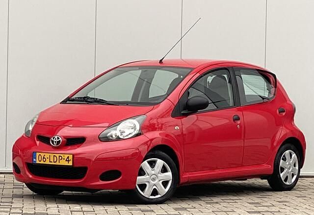Rood Gebruikt 2010 Toyota Aygo Hatchback | € 2.990 (Eerlijke prijs) - Afbeelding 1/4