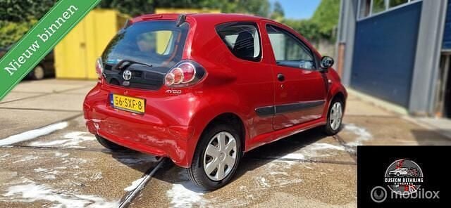 Rood Gebruikt 2012 Toyota Aygo Cool Hatchback | € 3.499 (Eerlijke prijs) - Afbeelding 1/4