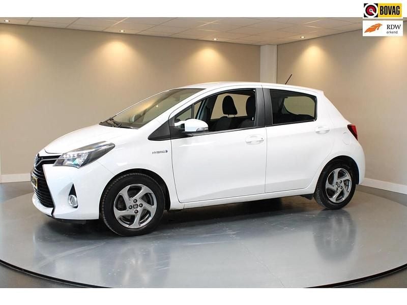 Wit Occasion 2015 Toyota Yaris Hybrid Hatchback | € 10.240 (Goede deal) - Afbeelding 1/4