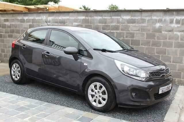 Grijs Gebruikt 2013 Kia Rio Sedan | € 6.500 (Goede deal) - Afbeelding 1/4