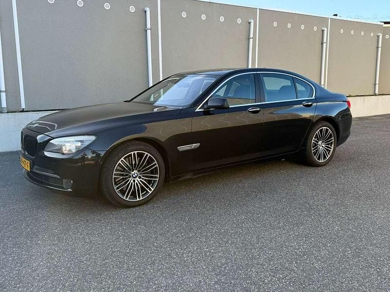 Zwart Gebruikt 2009 BMW 740 Sedan | € 14.999 (Goede deal) - Afbeelding 1/4