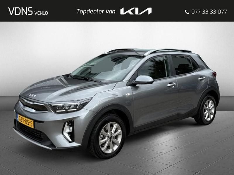 Grijs Occasion 2025 Kia Stonic SUV | € 24.945 (Eerlijke prijs) - Afbeelding 1/4