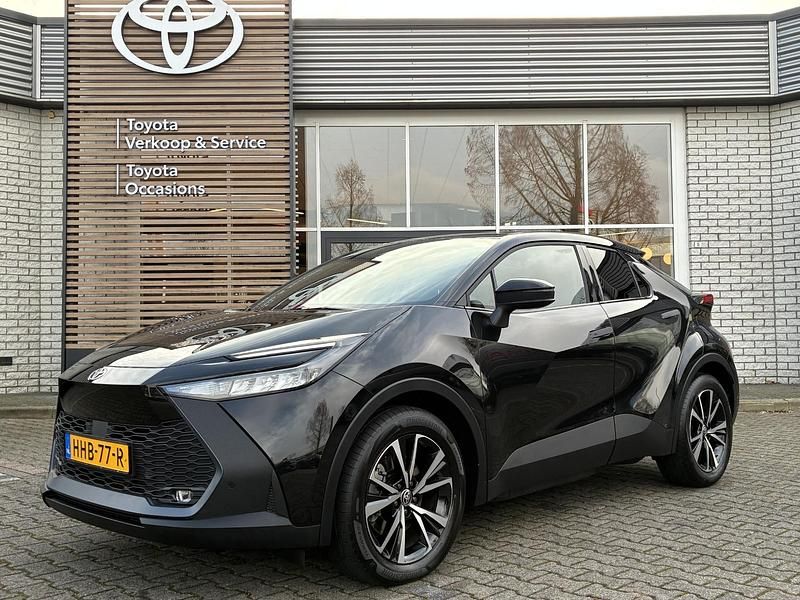 Zwart Occasion 2025 Toyota C-HR SUV | € 35.400 (Super prijs) - Afbeelding 1/4