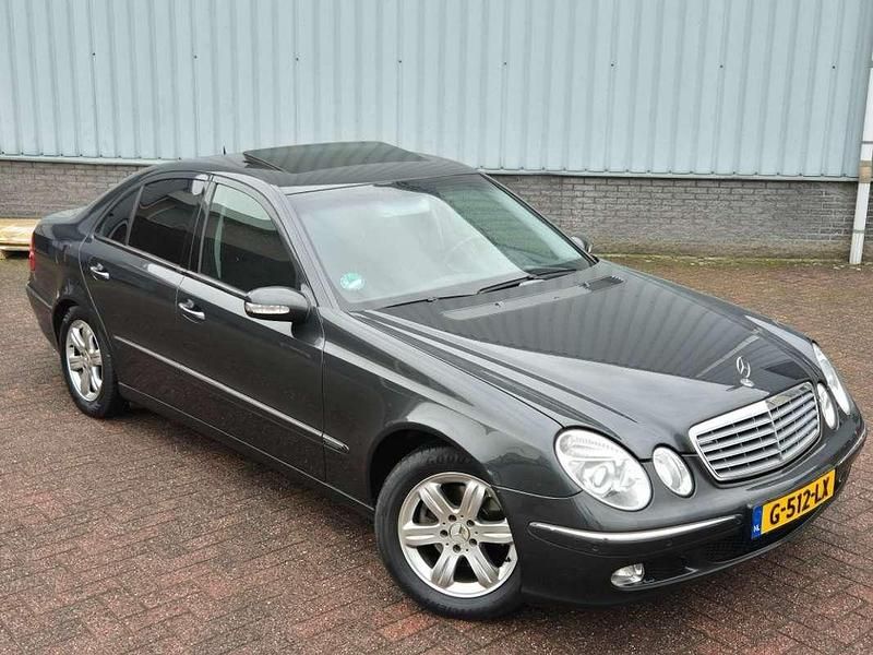 Grijs Gebruikt 2002 Mercedes E240 Sedan | € 6.295 (Iets duurder) - Afbeelding 1/4