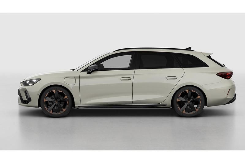 Nieuw Cupra Leon 2025 Taiga grey Stationwagen