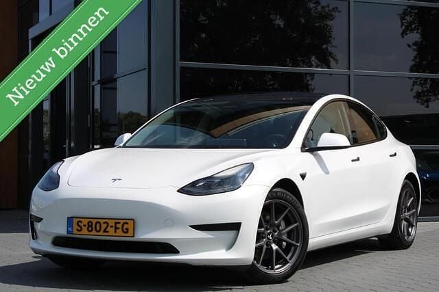Wit Gebruikt 2022 Tesla Model 3 Standard Range Sedan | € 24.950 (Goede deal) - Afbeelding 1/4
