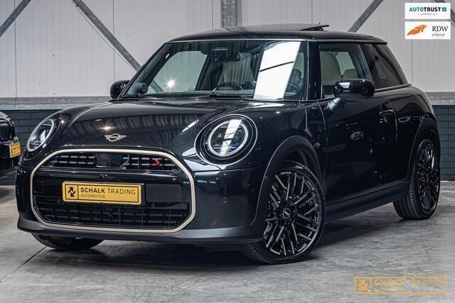 Zwart Gebruikt 2024 Mini Cooper S Favoured Hatchback | € 38.950 - Afbeelding 1/4
