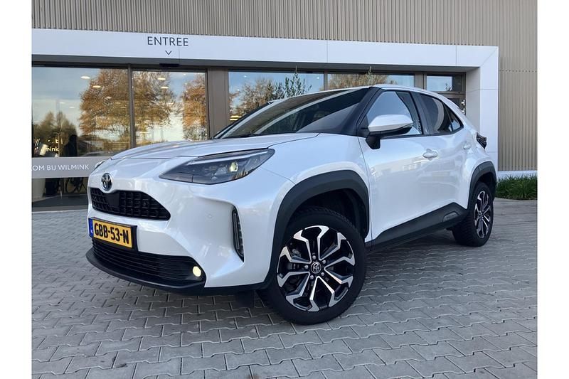 Wit (metallic) Gebruikt 2022 Toyota Yaris Hybrid SUV | € 26.500 (Eerlijke prijs) - Afbeelding 1/1