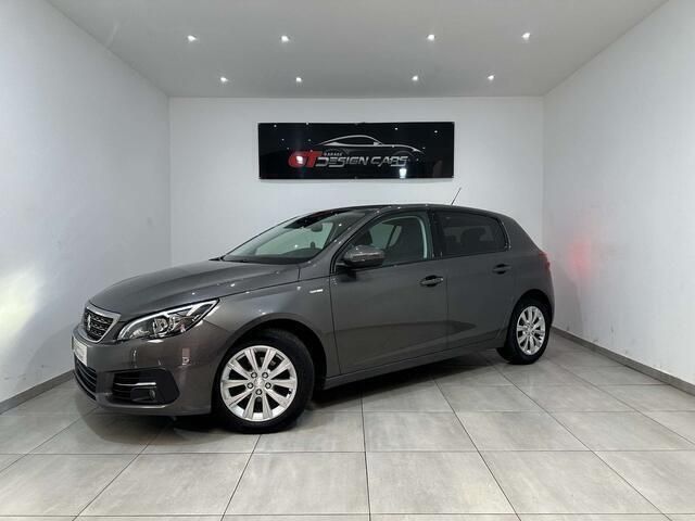 Grijs Gebruikt 2020 Peugeot 308 Style Sedan | € 12.999 (Iets duurder) - Afbeelding 1/4