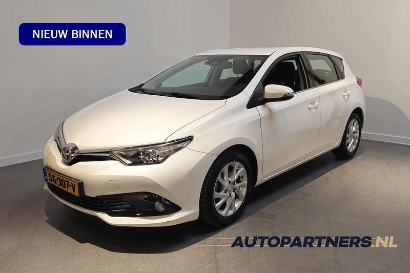 Wit Gebruikt 2017 Toyota Auris Hybrid Hatchback | € 14.950 (Eerlijke prijs) - Afbeelding 1/4