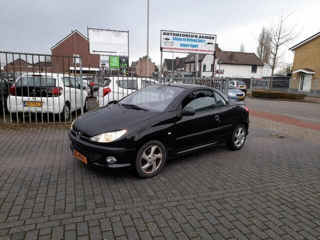 Zwart Gebruikt 2003 Peugeot 206 CC Cabriolet | € 1.495 (Eerlijke prijs) - Afbeelding 1/4