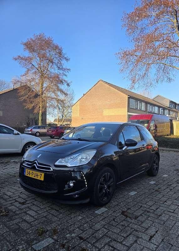 Zwart Occasion 2011 Citroën DS3 Chic Hatchback | € 2.000 (Super prijs) - Afbeelding 1/4