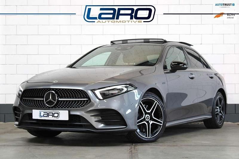 Grijs Gebruikt 2021 Mercedes A250 AMG Sedan | € 31.750 (Iets duurder) - Afbeelding 1/4
