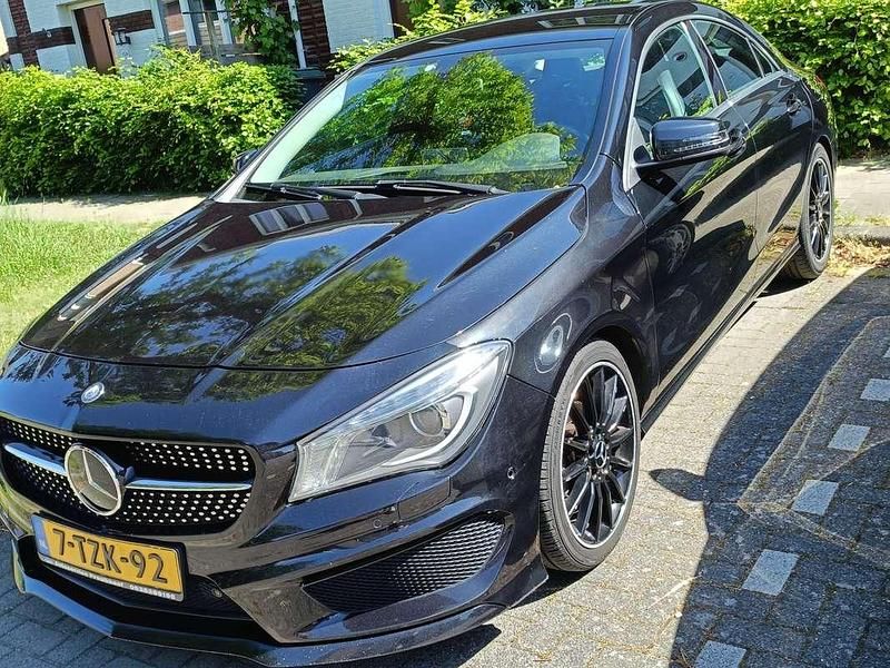 Zwart Gebruikt 2014 Mercedes CLA180 Ambition Sedan | € 10.500 (Goede deal) - Afbeelding 1/4
