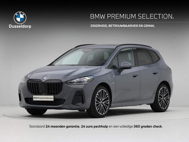 Sparkling copper grau metallic (grijs metallic) Gebruikt 2023 BMW 230e Active Tourer Comfort Edition MPV | € 43.900 - Afbeelding 1/4