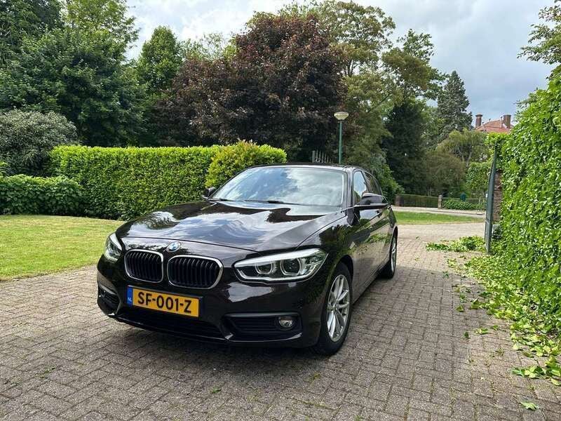 Bruin Gebruikt 2018 BMW 118 Executive Hatchback | € 15.970 (Super prijs) - Afbeelding 1/4