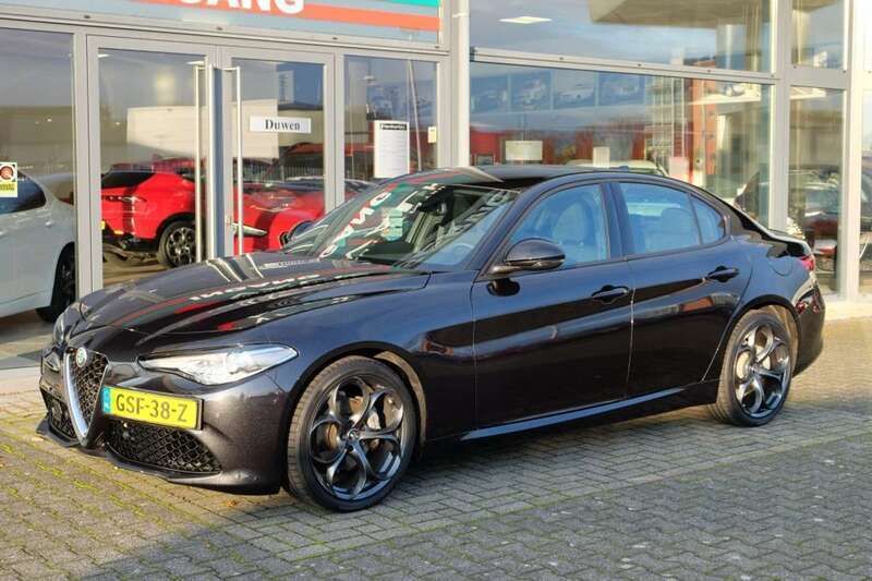 Zwart, metallic lak Gebruikt 2022 Alfa Romeo Giulia Super Sedan | € 38.950 (Iets duurder) - Afbeelding 1/4