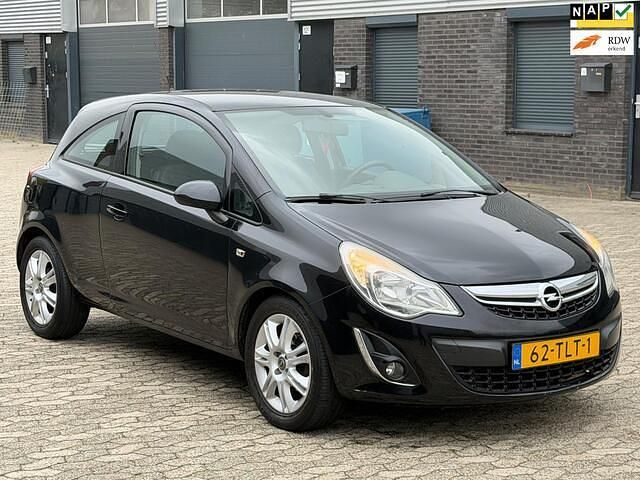 Zwart Gebruikt 2012 Opel Corsa Edition Hatchback | € 1.699 (Eerlijke prijs) - Afbeelding 1/4