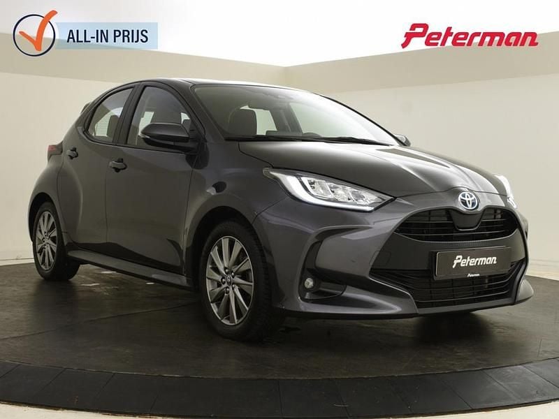 Grijs Gebruikt 2023 Toyota Yaris Active Hatchback | € 22.499 (Eerlijke prijs) - Afbeelding 1/4