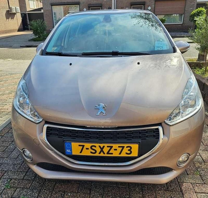 Beige Gebruikt 2013 Peugeot 208 Envy Hatchback | € 5.000 (Goede deal) - Afbeelding 1/4