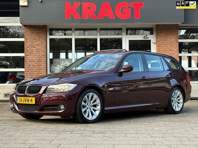 Rood Gebruikt 2009 BMW 318 Stationwagen | € 4.450 (Eerlijke prijs) - Afbeelding 1/3