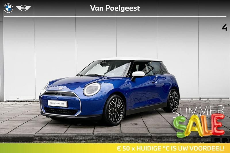 Blazing blue Gebruikt 2024 Mini Cooper Favoured Hatchback | € 33.900 - Afbeelding 1/4