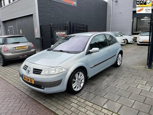 Grijs, metallic lak Gebruikt 2003 Renault Mégane II Luxe Hatchback | € 1.999 (Eerlijke prijs) - Afbeelding 1/4