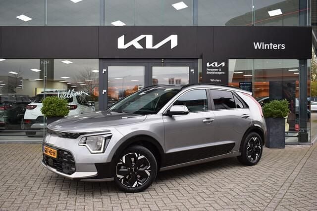 Grijs (metallic) Gebruikt 2024 Kia e-Niro Advance SUV | € 32.990 (Goede deal) - Afbeelding 1/4