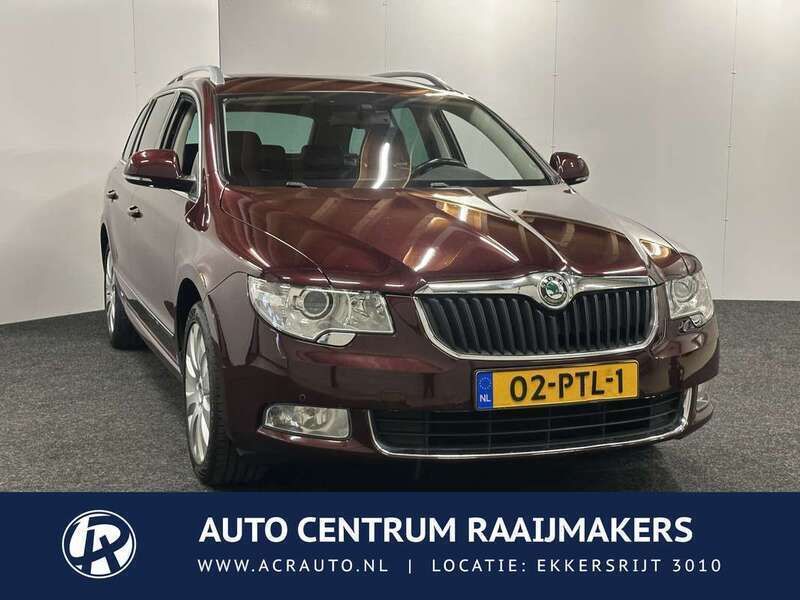 Paars, metallic lak Gebruikt 2011 Skoda Superb Business Line Stationwagen | € 6.935 (Eerlijke prijs) - Afbeelding 1/4