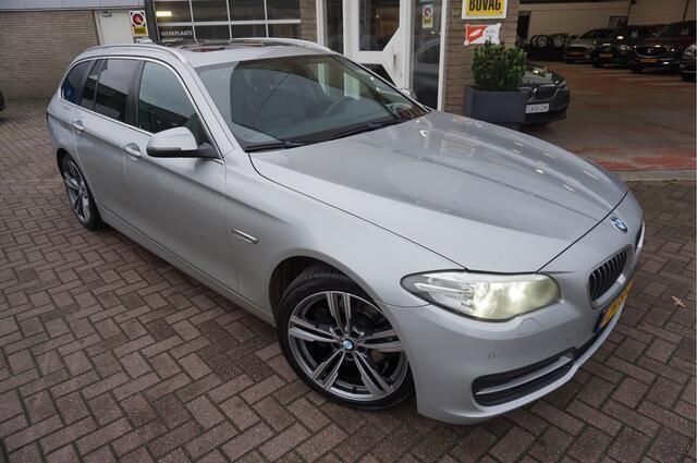 Grijs, metallic lak Gebruikt 2015 BMW 518 Executive Stationwagen | € 9.445 (Eerlijke prijs) - Afbeelding 1/4