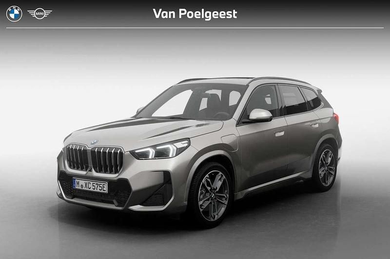 Spacesilber metallic (c67) (zilver metallic) Nieuw 2025 BMW X1 Comfort Edition SUV | € 65.836 (Goede deal) - Afbeelding 1/4